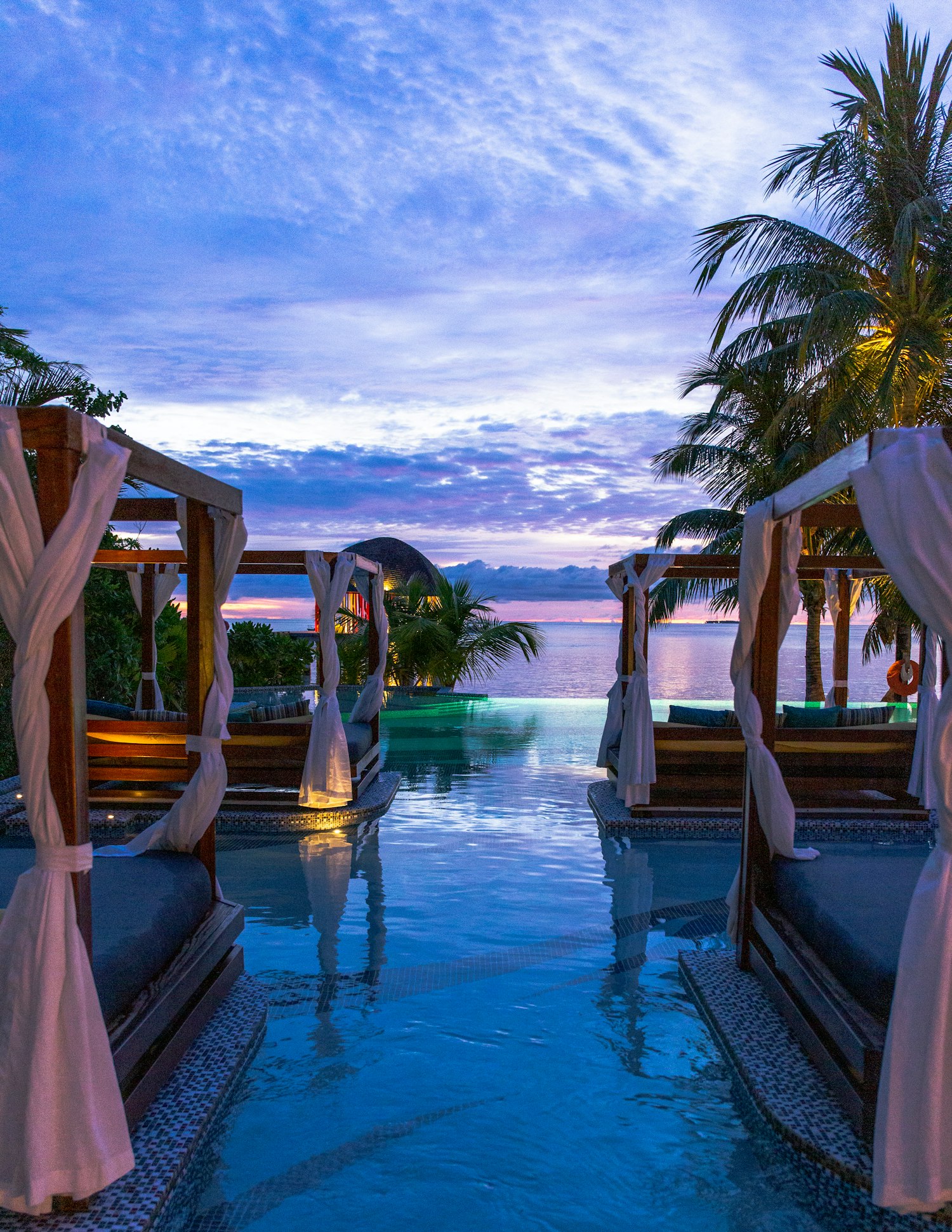 Villa premium frente al mar con piscina infinita al atardecer